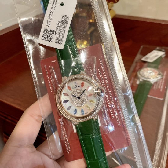 实拍卡地亚蓝气球镶钻系列 全新彩虹钻 搭配祖母绿亮皮独具特色风格的优雅气质 36mm尺寸瑞士石英佩戴舒适 当时间遇见彩虹 玩转夏日小清新表盘上的宝石闪耀着红橙黄绿青蓝紫等斑斓色彩~精心挑选玲珑精巧的宝石组合镶嵌在一起 为腕表赋予了奇异光彩 轻奢艺术感真的很加分☑️超显贵气又时髦! 实拍卡地亚蓝气球镶钻系列 全新彩虹钻 搭配祖母绿亮皮独具特色风格的优雅气质 36mm尺寸瑞士石英佩戴舒适 当时间遇见彩虹 玩转夏日小清新表盘上的宝石闪耀着红橙黄绿青蓝紫等斑斓色彩~精心挑选玲珑精巧的宝石组合镶嵌在一起 为腕表赋予了奇异光彩 轻奢艺术感真的很加分☑️超显贵气又时髦!