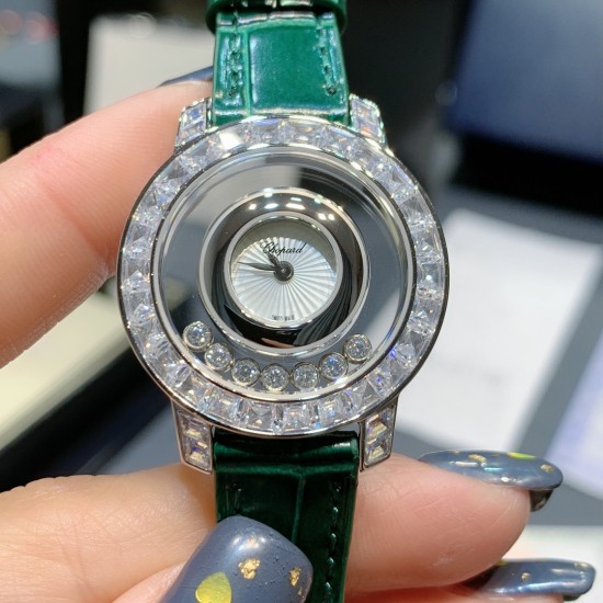 ★实拍 最新萧邦彩虹钻震撼来袭!萧邦快乐钻一直是女表中的翘楚,对萧邦这个系列的创意一直中毒很深,这款彩虹钻属于萧邦的高级珠宝系列!该腕表尺寸大小恰到好处 佩戴舒适!当时间遇见彩虹 玩转小清新 宝石闪耀着红橙黄绿青蓝紫等斑斓色彩 恰似添上曼妙多姿变化色彩精心挑选玲珑精巧的宝石组合镶嵌在一起 为腕表赋予了奇异光彩!女表彩虹圈 萧邦宝石美 不犹豫 果断入手吧! ★实拍 最新萧邦彩虹钻震撼来袭!萧邦快乐钻一直是女表中的翘楚,对萧邦这个系列的创意一直中毒很深,这款彩虹钻属于萧邦的高级珠宝系列!该腕表尺寸大小恰到好处 佩戴舒适!当时间遇见彩虹 玩转小清新 宝石闪耀着红橙黄绿青蓝紫等斑斓色彩 恰似添上曼妙多姿变化色彩精心挑选玲珑精巧的宝石组合镶嵌在一起 为腕表赋予了奇异光彩!女表彩虹圈 萧邦宝石美 不犹豫 果断入手吧!