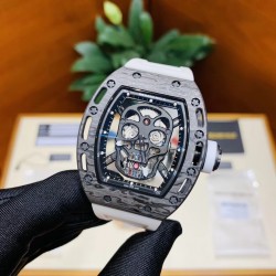 理查徳 米勒 Richard Mille RM052系列 最新鬼头夜光碳纤升级版 颅骨系列 碳纤维壳身 搭载原装进口机械机芯更突显了这块腕表的运动风格 透过防眩光鑫的表镜 可见到悬浮式镂空机芯 其大胆个性的颅骨设计霸气夺目 成功捕获一众腕表爱好者的心 骷髅形象 打造一个不拘泥于主流的钟表世界！