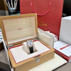 新款来袭！欧米茄/OMEGA星座系列最经典的一款 很多客人在找外圈带钻的欧米伽 此款硬货来了，此款星座系列钻石女表，手表直径34mm.采用日本1731机械机芯，（1:1）防炫目蓝宝石镜面，手表全套316L钢材，女士专用折叠扣。字面一级天然河贝母面镶嵌钻石刻度奢侈典雅.底盖为透视玻璃蓝宝石，机芯甲板采用欧米茄一贯批花风格，显示出超强立体感。搭配粉色，黑色鳄鱼皮、牛皮俩种选择。