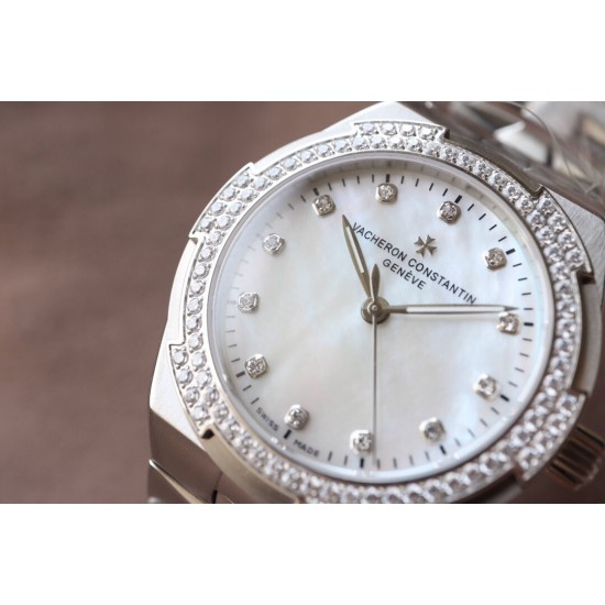 实拍【Vacheron Constantin江诗丹顿】纵横四海系列OVERSEAS女款小号型钢带款——一款极具魅力和旅行精神的女性腕表【表壳】直径36mm适合大部分女性佩戴,84颗圆形切割施华洛水更是钻璀璨夺目 【表盘】简约的大三针设计 旭日纹缎面拉丝的工艺处理 深邃优雅 时标均带白色夜光涂层 【机芯】CITIZEN8系列改Cal.5300机芯(机芯稳定零返修 ) 原装18k纳米镀金质摆陀 实拍【Vacheron Constantin江诗丹顿】纵横四海系列OVERSEAS女款小号型钢带款——一款极具魅力和旅行精神的女性腕表【表壳】直径36mm适合大部分女性佩戴,84颗圆形切割施华洛水更是钻璀璨夺目 【表盘】简约的大三针设计 旭日纹缎面拉丝的工艺处理 深邃优雅 时标均带白色夜光涂层 【机芯】CITIZEN8系列改Cal.5300机芯(机芯稳定零返修 ) 原装18k纳米镀金质摆陀
