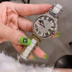 卡地亚 CARTIER 蓝气球满钻系列腕表。316L精钢材质，伦敦时尚风格、日月星辰大框显示，星空运转、时间流淌 特殊工艺切割方钻镶嵌圈口、个性完美，搭载进口石英机芯、走时精准，进口高亮漆牛皮带配原装折叠扣。完美演绎。尺寸36mm*8mm。