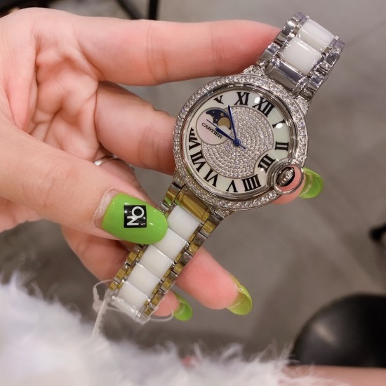 卡地亚 CARTIER 蓝气球满钻系列腕表。316L精钢材质,伦敦时尚风格、日月星辰大框显示,星空运转、时间流淌 特殊工艺切割方钻镶嵌圈口、个性完美,搭载进口石英机芯、走时精准,进口高亮漆牛皮带配原装折叠扣。完美演绎。尺寸36mm*8mm。 卡地亚 CARTIER 蓝气球满钻系列腕表。316L精钢材质,伦敦时尚风格、日月星辰大框显示,星空运转、时间流淌 特殊工艺切割方钻镶嵌圈口、个性完美,搭载进口石英机芯、走时精准,进口高亮漆牛皮带配原装折叠扣。完美演绎。尺寸36mm*8mm。