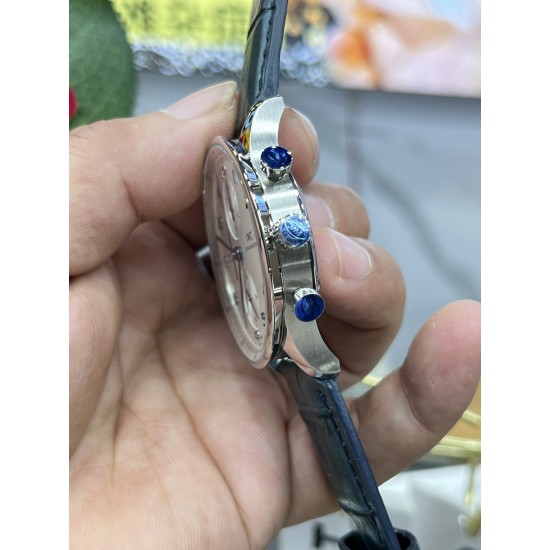 万国 IWC 超级葡计正品终结者,最强升级【表壳升级】重新调整磨具,升级圈口,中壳和底盖的细节。以及提升后期打磨处理工艺,使壳套整体配合的更加默契天衣无缝,没有死角。【表盘升级】提升字面刻度使之变得更加圆润,修正表盘中上下两个子盘的纹路。彻底提升了光泽度,使之变得更白和自然,保持和原装一样的效果。【表扣升级】提升表扣内里细节的打磨和拉丝。 万国 IWC 超级葡计正品终结者,最强升级【表壳升级】重新调整磨具,升级圈口,中壳和底盖的细节。以及提升后期打磨处理工艺,使壳套整体配合的更加默契天衣无缝,没有死角。【表盘升级】提升字面刻度使之变得更加圆润,修正表盘中上下两个子盘的纹路。彻底提升了光泽度,使之变得更白和自然,保持和原装一样的效果。【表扣升级】提升表扣内里细节的打磨和拉丝。
