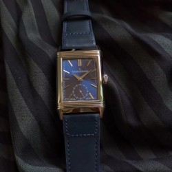 实拍 MG荣誉出品 业内首次突破一机双面双时区！帅到掉渣！积家 Reverso Tribute双面双时区翻转腕表 简洁的小三针正面素雅、温和，规整的反面拥有昼夜显示以及第二时区显示功能，佩戴者仅需一个翻转的瞬间，第二表盘的秘密便尽数呈现。腕表中有两种“面容”呈现，可以迎合佩戴者身处的场景、穿搭以及变换的喜好，既具备耐看的潜质，又可以随时随地更改“容颜”，令人沉迷。机芯:854A/2（百万级研发 手动机械 一机双面双时区）尺寸:49*29mm表带:意大利小牛皮