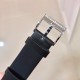实拍 PlAGET-伯爵 Limelight酒桶形系列!尺寸27 x 38毫米。镶饰方形美钻。黑色陶瓷表冠。表扣镶饰13颗圆形美钻。蓝宝石水晶玻璃。这款Limelight酒桶形腕表犹如一套女装晚礼服,其白金表壳的每一面都镶饰着两行排列整齐的圆形美钻,将奢华优雅演绎得淋漓尽致。黑色的陶瓷表冠与黑色丝缎表带彼此呼应,形成了绝妙的搭配。银色的表盘泛着彩虹的光晕,而精巧纤细的黑色罗马数字时标则记录着光阴的流转,一览无遗。请认准独家细节品质。 实拍 PlAGET-伯爵 Limelight酒桶形系列!尺寸27 x 38毫米。镶饰方形美钻。黑色陶瓷表冠。表扣镶饰13颗圆形美钻。蓝宝石水晶玻璃。这款Limelight酒桶形腕表犹如一套女装晚礼服,其白金表壳的每一面都镶饰着两行排列整齐的圆形美钻,将奢华优雅演绎得淋漓尽致。黑色的陶瓷表冠与黑色丝缎表带彼此呼应,形成了绝妙的搭配。银色的表盘泛着彩虹的光晕,而精巧纤细的黑色罗马数字时标则记录着光阴的流转,一览无遗。请认准独家细节品质。