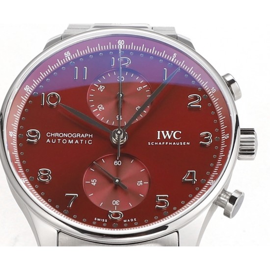 V6S新品,IWC万国表为其经典全新葡萄牙系列计时腕表推出首款精钢表链款式。IWC万国表首次为这款经典时计系列腕表配备精钢表链,令IWC万国表葡萄牙系列计时腕表更添几分灵活随性。表链经过抛光与拉丝工艺修饰,精密入微,优美雅致;蝴蝶式折叠表扣赋予其符合人体工学的贴心设计,细腻贴合手腕,佩戴无比舒适。配备精钢表链的全新表款采用精钢表壳,腕表内部搭载IWC万国表自制69355型计时机芯,坚固而精准,采用经典导柱轮设计,透过蓝宝石玻璃表背可纵览机芯风采。高效双向棘爪上链系统提供46小时动力储备。 V6S新品,IWC万国表为其经典全新葡萄牙系列计时腕表推出首款精钢表链款式。IWC万国表首次为这款经典时计系列腕表配备精钢表链,令IWC万国表葡萄牙系列计时腕表更添几分灵活随性。表链经过抛光与拉丝工艺修饰,精密入微,优美雅致;蝴蝶式折叠表扣赋予其符合人体工学的贴心设计,细腻贴合手腕,佩戴无比舒适。配备精钢表链的全新表款采用精钢表壳,腕表内部搭载IWC万国表自制69355型计时机芯,坚固而精准,采用经典导柱轮设计,透过蓝宝石玻璃表背可纵览机芯风采。高效双向棘爪上链系统提供46小时动力储备。