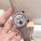 实拍 积家-Jaeger-LeCoultre DAZZLING RENDEZ- VOUS MOON约会系列月相珠宝腕表月之女神,是浪漫与柔美的象征,她掌管着大自然中的潮起潮落和季节更替,是艺术家与诗人们的灵感源泉,在温润莹亮的白色珍珠母贝映衬下,晶莹璀璨的钻石散发出夜空般的静谧之美,表圈镶嵌108颗 钻石,组成两个环绕表壳的同心圆。由36颗以爪镶工艺镶嵌的 钻石组成的外圈,为光芒闪耀的表圈营造出轻盈美妙的质感,尺寸36mm的精钢表壳搭配进口瑞士石英,采用蓝宝石水晶玻璃。 实拍 积家-Jaeger-LeCoultre DAZZLING RENDEZ- VOUS MOON约会系列月相珠宝腕表月之女神,是浪漫与柔美的象征,她掌管着大自然中的潮起潮落和季节更替,是艺术家与诗人们的灵感源泉,在温润莹亮的白色珍珠母贝映衬下,晶莹璀璨的钻石散发出夜空般的静谧之美,表圈镶嵌108颗 钻石,组成两个环绕表壳的同心圆。由36颗以爪镶工艺镶嵌的 钻石组成的外圈,为光芒闪耀的表圈营造出轻盈美妙的质感,尺寸36mm的精钢表壳搭配进口瑞士石英,采用蓝宝石水晶玻璃。