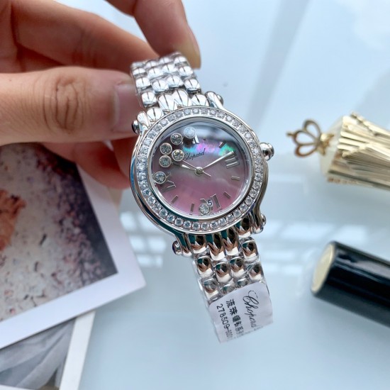 萧邦 Chopard Happy Diamonds 走珠系列腕表。巧妙运用其经典元素,发挥传奇般的大胆创意,展现浓厚的现代气息。天然珍珠贝母表盘搭配罗马、条钉刻度,采用双层玻璃镜面使钻石在表盘悬空游走,进口石英机芯,气质优雅之选,让你举手投足间优雅从容。尺寸32mm*35mm*10mm️ 萧邦 Chopard Happy Diamonds 走珠系列腕表。巧妙运用其经典元素,发挥传奇般的大胆创意,展现浓厚的现代气息。天然珍珠贝母表盘搭配罗马、条钉刻度,采用双层玻璃镜面使钻石在表盘悬空游走,进口石英机芯,气质优雅之选,让你举手投足间优雅从容。尺寸32mm*35mm*10mm️