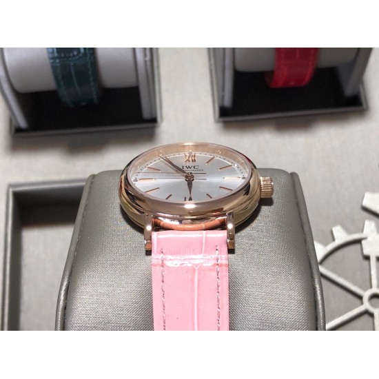 实拍【IWC 2019推出女士全新 Portofino波涛菲诺系列】1⃣️:壳套尺寸34mm/8.8mm采用316精钢材质打磨,每个壳套全程CNC处理所有细节达到完美2⃣️:采用进口日本9015天文台级别经过本厂严格把控 调试 达到零返修稳定性3⃣️:采用瑞士蓝宝石镜面 通透明亮4⃣️字面采用简洁的条丁罗马和表盘十二颗 设计呈现出精致典雅之感5⃣️:表带采用原装快速更换系统 搭配意大利小牛皮皮质柔软细腻:有六种颜色可选(绿色,兰色,黑色,深棕,酒红,粉色)6⃣️:原装表扣采用316精钢材质打磨 实拍【IWC 2019推出女士全新 Portofino波涛菲诺系列】1⃣️:壳套尺寸34mm/8.8mm采用316精钢材质打磨,每个壳套全程CNC处理所有细节达到完美2⃣️:采用进口日本9015天文台级别经过本厂严格把控 调试 达到零返修稳定性3⃣️:采用瑞士蓝宝石镜面 通透明亮4⃣️字面采用简洁的条丁罗马和表盘十二颗 设计呈现出精致典雅之感5⃣️:表带采用原装快速更换系统 搭配意大利小牛皮皮质柔软细腻:有六种颜色可选(绿色,兰色,黑色,深棕,酒红,粉色)6⃣️:原装表扣采用316精钢材质打磨