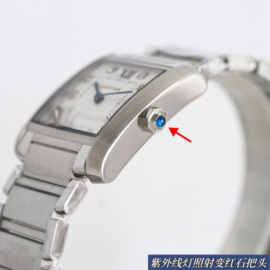 台湾厂出品-卡地亚法国坦克W S T A系列腕表技术特点:1⃣️镜面:蓝宝石鱼眼表镜玻璃,玻璃镀了防指纹十透明膜,让玻璃面更加清晰通透2⃣️表带:316精钢表链、头料散件切割拼接,3⃣️表壳:精钢、ADLC碳镀层4⃣️表冠:精钢表冠、镶嵌蓝色多切面合成尖宝石,宝石会变红5⃣️表盘:3个颜色面版可选6⃣️尺寸:中号30 x25..小号25 x207⃣️机芯:进口朗达751机芯8️⃣镶石:电白金圈口十莫桑石 台湾厂出品-卡地亚法国坦克W S T A系列腕表技术特点:1⃣️镜面:蓝宝石鱼眼表镜玻璃,玻璃镀了防指纹十透明膜,让玻璃面更加清晰通透2⃣️表带:316精钢表链、头料散件切割拼接,3⃣️表壳:精钢、ADLC碳镀层4⃣️表冠:精钢表冠、镶嵌蓝色多切面合成尖宝石,宝石会变红5⃣️表盘:3个颜色面版可选6⃣️尺寸:中号30 x25..小号25 x207⃣️机芯:进口朗达751机芯8️⃣镶石:电白金圈口十莫桑石
