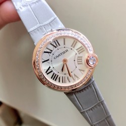 预售 27号出货 实拍 最高版本 原版1:1开模 历经6个多月完美出货 新款卡地亚BALLON BLANC DE CARTIER 女士腕表瑞士石英蓝宝石水晶玻璃表盘材质镀银阳光射线纹饰磨砂表盘 剑形镀金指针 表壳材质镶嵌明亮式切割圆钻 4时位置镶嵌明亮式切割圆钻 表径30毫米厚度8.40毫米。