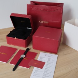 2022年新款卡家女款Ronde Must de Cartier卡地亚石英腕表，29 毫米大小，厚7.5毫米 ，进口瑞士石英机芯，非假办机，316L精钢表壳，圆珠形表冠镶嵌1颗凸圆形合成尖晶石，银色喷砂表盘，剑形蓝钢指针，合成蓝宝石水晶镜面，黑色表带，精钢针扣式表扣，3ATM防水，精准小巧款。