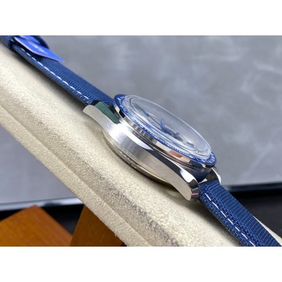 OMEGA 欧米茄 超霸系列!310.32.42.50.02.001“满配版”史努比50周年纪念腕表本次V4版本具体升级如下:1:表壳两侧的倒角以及拉丝打磨均做到和原版一致。2:圈口的陶瓷圈做工颜色均跟原版一致。3:机芯采用3861手动上链跟原版一致,机芯经过多方面升级改良比之前更加稳定。4:此次钢带款是按照国外官网原版开模打造,真正做到1比1对版。5:附带至臻天文台认证卡,同步感应直达官网对应表款!N1出品、带你进入最完美史努比太空遨游! OMEGA 欧米茄 超霸系列!310.32.42.50.02.001“满配版”史努比50周年纪念腕表本次V4版本具体升级如下:1:表壳两侧的倒角以及拉丝打磨均做到和原版一致。2:圈口的陶瓷圈做工颜色均跟原版一致。3:机芯采用3861手动上链跟原版一致,机芯经过多方面升级改良比之前更加稳定。4:此次钢带款是按照国外官网原版开模打造,真正做到1比1对版。5:附带至臻天文台认证卡,同步感应直达官网对应表款!N1出品、带你进入最完美史努比太空遨游!