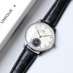 IWC 万国（葡萄牙系列）V3版 IW545408型腕表，简称“琼斯之剑”。正品开模，干练整洁，专为男士打造的腕表。锅盖蓝宝石玻璃，手动上弦的滴答声，背透镶嵌的红宝石，来回摆动的游丝走线，纯粹的机械之美，都让每个狂热的机械爱好者深深着迷！表盘尺寸：44毫米X10机芯类型：手动机㭜系列型号：98295动力储存：46小时表镜材质：兰宝石玻璃表带材质：意大利小牛皮表扣类型：针扣后盖表底：透底功能风格：6位小秒针，纯粹机械之美！