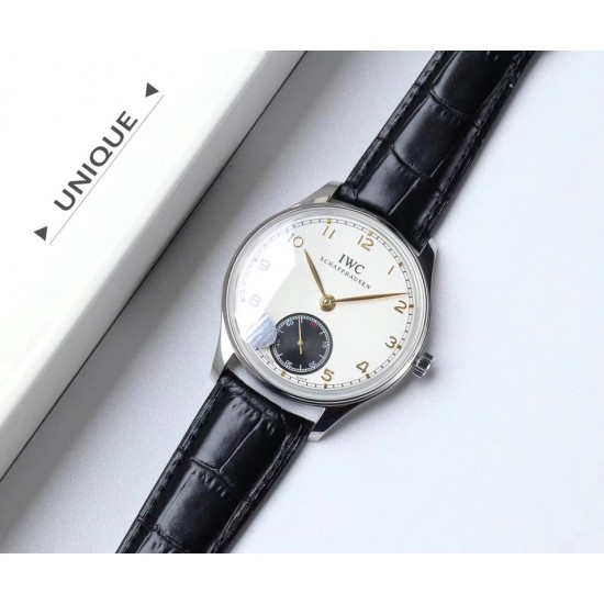 IWC 万国(葡萄牙系列)V3版 IW545408型腕表,简称“琼斯之剑”。正品开模,干练整洁,专为男士打造的腕表。锅盖蓝宝石玻璃,手动上弦的滴答声,背透镶嵌的红宝石,来回摆动的游丝走线,纯粹的机械之美,都让每个狂热的机械爱好者深深着迷!表盘尺寸:44毫米X10机芯类型:手动机㭜系列型号:98295动力储存:46小时表镜材质:兰宝石玻璃表带材质:意大利小牛皮表扣类型:针扣后盖表底:透底功能风格:6位小秒针,纯粹机械之美! IWC 万国(葡萄牙系列)V3版 IW545408型腕表,简称“琼斯之剑”。正品开模,干练整洁,专为男士打造的腕表。锅盖蓝宝石玻璃,手动上弦的滴答声,背透镶嵌的红宝石,来回摆动的游丝走线,纯粹的机械之美,都让每个狂热的机械爱好者深深着迷!表盘尺寸:44毫米X10机芯类型:手动机㭜系列型号:98295动力储存:46小时表镜材质:兰宝石玻璃表带材质:意大利小牛皮表扣类型:针扣后盖表底:透底功能风格:6位小秒针,纯粹机械之美!