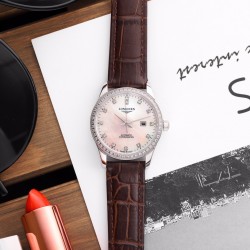 原单品质浪琴版12个 天然珍珠贝壳面  上手效果极佳✨✨Longines开创者系列⚡️⚡️赵丽颖⭕️同款型号：L2.320.4.11.6（可佩戴原装质感牛皮）⚡️⚡️这是浪琴首个所有表款均被授以瑞士天文台认证（COSC）的腕表系列。此款女表采用超薄进口西铁城6t15机芯-   原装开模直径30  蓝宝石玻璃镜面防刮效果316精钢打造与原装一样细节标准✅背透设计清晰可见机芯的律动，出席任何场合尽显优雅个性真我态度。钻石圈口璀璨夺目非你莫属！！FK独家实拍！