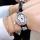 实拍 Cartier HYPNOSE系列腕表卡地亚椭圆双环交叠,演绎卡地亚柔美细腻的标志性风格。腕表灵动深邃,玫瑰金表壳镶嵌明亮式切割圆钻,太阳纹放射效果的表盘与剑形蓝钢指针,搭配鳄鱼皮带 典雅又唯美,再随机配送一条牛皮 30*26mm小号表款,搭配瑞士石英机芯,非常适合女性佩戴。 实拍 Cartier HYPNOSE系列腕表卡地亚椭圆双环交叠,演绎卡地亚柔美细腻的标志性风格。腕表灵动深邃,玫瑰金表壳镶嵌明亮式切割圆钻,太阳纹放射效果的表盘与剑形蓝钢指针,搭配鳄鱼皮带 典雅又唯美,再随机配送一条牛皮 30*26mm小号表款,搭配瑞士石英机芯,非常适合女性佩戴。