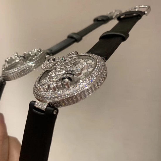 ❤️卡地亚C家白色小蜜蜂创意宝石系列当时看到第一眼就觉得超级可爱!喜欢的赶快拿下吧!整只蜜蜂都是纯手工缝制施华洛钻!光是蜜蜂的大小就调了N次!瑞士石英机芯!40mm的表盘!表带绢丝也是采用原版一致的小薄绒绢丝表带 颜色也是刚刚好的好看!光是为了对版就花费了多少心血 不过换来都是值得的!可以说它是非常完美了!❤️ ❤️卡地亚C家白色小蜜蜂创意宝石系列当时看到第一眼就觉得超级可爱!喜欢的赶快拿下吧!整只蜜蜂都是纯手工缝制施华洛钻!光是蜜蜂的大小就调了N次!瑞士石英机芯!40mm的表盘!表带绢丝也是采用原版一致的小薄绒绢丝表带 颜色也是刚刚好的好看!光是为了对版就花费了多少心血 不过换来都是值得的!可以说它是非常完美了!❤️