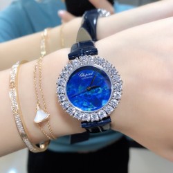 实拍 萧邦新款不断 重点推荐 重磅来袭 LHEUR DU DIAMANT珠宝镶系列，全套精钢镂空打造，光滑精致无暇，采用最新手法三爪镶石工艺，与原装正品一致，尺寸及细节完美至无可挑剔，整表美轮美奂由你任意搭配出行或各种宴会派对，该款专用进口机械机芯，整机保持原状态无改动，稳定性众所周知！表扣饱满不显臃肿，七颗钻石及整个表扣呈现的弧度与镂空的鸟巢壳身完美绝配，搭配之对应效果令你无可挑剔，表带制作精良，狠下本钱采用进口高光牛皮 一点也不逊于市场的一般鳄鱼皮。