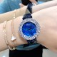 实拍 萧邦新款不断 重点推荐 重磅来袭 LHEUR DU DIAMANT珠宝镶系列,全套精钢镂空打造,光滑精致无暇,采用最新手法三爪镶石工艺,与原装正品一致,尺寸及细节完美至无可挑剔,整表美轮美奂由你任意搭配出行或各种宴会派对,该款专用进口机械机芯,整机保持原状态无改动,稳定性众所周知!表扣饱满不显臃肿,七颗钻石及整个表扣呈现的弧度与镂空的鸟巢壳身完美绝配,搭配之对应效果令你无可挑剔,表带制作精良,狠下本钱采用进口高光牛皮 一点也不逊于市场的一般鳄鱼皮。 实拍 萧邦新款不断 重点推荐 重磅来袭 LHEUR DU DIAMANT珠宝镶系列,全套精钢镂空打造,光滑精致无暇,采用最新手法三爪镶石工艺,与原装正品一致,尺寸及细节完美至无可挑剔,整表美轮美奂由你任意搭配出行或各种宴会派对,该款专用进口机械机芯,整机保持原状态无改动,稳定性众所周知!表扣饱满不显臃肿,七颗钻石及整个表扣呈现的弧度与镂空的鸟巢壳身完美绝配,搭配之对应效果令你无可挑剔,表带制作精良,狠下本钱采用进口高光牛皮 一点也不逊于市场的一般鳄鱼皮。