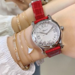 实拍 最新配色 特别款 最强副本萧邦CHOPARD快乐钻系列（原版开模）「中号36mm 」历时一年多研发终于面世，在蓝气球已经是女士标配的时代 萧邦快乐钻系列女表脱颖而出，成为时尚界追捧的一股潮流！此款不但能凸显出钻石的高贵而且更是「女神」最渴望拥有腕表之一 轻松出席各种场合不会出现「同款尴尬」【表带】标配美洲鳄鱼皮 【机芯】采用TOP级海鸥2892机芯，每颗机芯都经制表师的精调细选，确保带来稳定可靠的精准走时。绝世精品！图为36尺寸