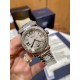 《YF出品》萧邦Happy Diamonds系列在女士腕表当中非常具有标志性,这款腕表拥有36和30毫米的腕表直径,对于大部分女士来说这个尺寸刚刚好。极具标志性的表壳设计搭配银色表盘,盘面上转动的钻石是萧邦Happy Diamonds最大的亮点设计所在。腕表搭载了自动上链机芯,能够为腕表提供42个小时的动力储存。。。YF臻品(2021新鲜上市):萧邦HAPPY DIAMONDS系列274893-5003腕表(精钢-玫瑰金-白色贝壳表盘,7颗彩色活动钻石,2892-2全自动机械,36毫米) 《YF出品》萧邦Happy Diamonds系列在女士腕表当中非常具有标志性,这款腕表拥有36和30毫米的腕表直径,对于大部分女士来说这个尺寸刚刚好。极具标志性的表壳设计搭配银色表盘,盘面上转动的钻石是萧邦Happy Diamonds最大的亮点设计所在。腕表搭载了自动上链机芯,能够为腕表提供42个小时的动力储存。。。YF臻品(2021新鲜上市):萧邦HAPPY DIAMONDS系列274893-5003腕表(精钢-玫瑰金-白色贝壳表盘,7颗彩色活动钻石,2892-2全自动机械,36毫米)