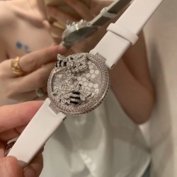 ❤️卡地亚C家白色小蜜蜂创意宝石系列当时看到第一眼就觉得超级可爱！喜欢的赶快拿下吧！整只蜜蜂都是纯手工缝制施华洛钻！光是蜜蜂的大小就调了N次！瑞士石英机芯！40mm的表盘！表带绢丝也是采用原版一致的小薄绒绢丝表带 颜色也是刚刚好的好看！光是为了对版就花费了多少心血 不过换来都是值得的！可以说它是非常完美了！❤️