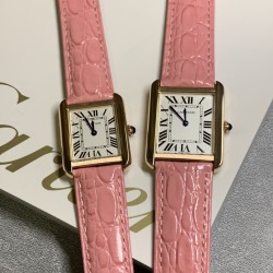 实拍【精品升级版】卡地亚超薄坦克Cartier Tank Solo系列，一款百搭 性价比又高的手表 采用瑞士石英机芯，圆珠形表冠，镶嵌一颗凸圆形合成尖晶石，镀银珠光表盘，罗马数字时标，剑形蓝钢指针，蓝宝石水晶镜面，可搭配进口鳄鱼纹牛皮表带，另有多种颜色荔枝纹原版皮为你打造个性化腕间配饰，直径：小号2431mm,中号2734mm。佩戴舒适柔软服帖，上手显得高贵又典雅，很气质很女人独家货源。「认准细节，欢迎质量对比」