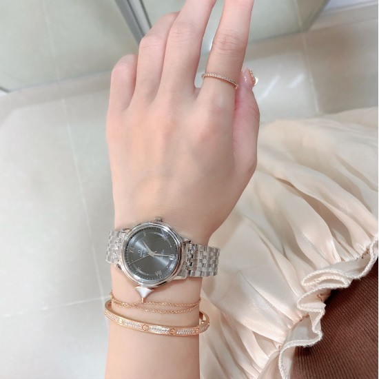 实拍 UVS正品开模!欧米茄碟飞系列424.10.33.20.55.002 装海欧2892机芯,与原装2500机芯是一致的,包括了把中位的高低,调历与跳历的方向,2500的调历是往下转动日历由右向左跳动的。表壳的4条修边线,需粗磨走cnc再细磨,不是老师傅是没法磨出如此线条,和镜面般的效果的。底盖的时间之神.克洛诺斯.浮雕,是最考功夫的,底盖经过11次改模,只为追求那一份完美,耗时13个月,终于做到了原版一致的图案,精致栩栩如生。尺寸32.7mm。 实拍 UVS正品开模!欧米茄碟飞系列424.10.33.20.55.002 装海欧2892机芯,与原装2500机芯是一致的,包括了把中位的高低,调历与跳历的方向,2500的调历是往下转动日历由右向左跳动的。表壳的4条修边线,需粗磨走cnc再细磨,不是老师傅是没法磨出如此线条,和镜面般的效果的。底盖的时间之神.克洛诺斯.浮雕,是最考功夫的,底盖经过11次改模,只为追求那一份完美,耗时13个月,终于做到了原版一致的图案,精致栩栩如生。尺寸32.7mm。