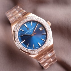 实拍【Vacheron Constantin江诗丹顿】纵横四海系列OVERSEAS女款小号型钢带款——一款极具魅力和旅行精神的女性腕表【表壳】直径36mm适合大部分女性佩戴，84颗圆形切割施华洛水更是钻璀璨夺目 【表盘】简约的大三针设计  旭日纹缎面拉丝的工艺处理 深邃优雅 时标均带白色夜光涂层 【机芯】CITIZEN8系列改Cal.5300机芯（机芯稳定零返修 ） 原装18k纳米镀金质摆陀