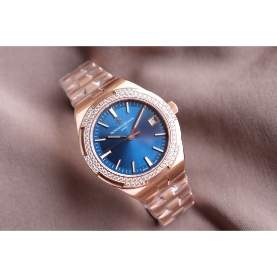 实拍【Vacheron Constantin江诗丹顿】纵横四海系列OVERSEAS女款小号型钢带款——一款极具魅力和旅行精神的女性腕表【表壳】直径36mm适合大部分女性佩戴,84颗圆形切割施华洛水更是钻璀璨夺目 【表盘】简约的大三针设计 旭日纹缎面拉丝的工艺处理 深邃优雅 时标均带白色夜光涂层 【机芯】CITIZEN8系列改Cal.5300机芯(机芯稳定零返修 ) 原装18k纳米镀金质摆陀 实拍【Vacheron Constantin江诗丹顿】纵横四海系列OVERSEAS女款小号型钢带款——一款极具魅力和旅行精神的女性腕表【表壳】直径36mm适合大部分女性佩戴,84颗圆形切割施华洛水更是钻璀璨夺目 【表盘】简约的大三针设计 旭日纹缎面拉丝的工艺处理 深邃优雅 时标均带白色夜光涂层 【机芯】CITIZEN8系列改Cal.5300机芯(机芯稳定零返修 ) 原装18k纳米镀金质摆陀