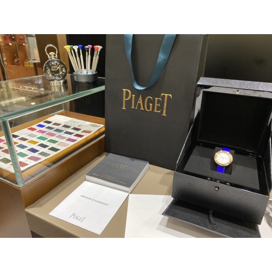 全网女生听我的!买它…❤️。 伯爵“时来运转”顶级奢侈品入门款第一眼看到它的时候我一眼就中,首先是外观设计足够百搭,旋转式表圈可自由转动,外层一圈可来回转动 很有寓意、一起“转动,遇见非凡”。百搭中号34尺寸!上手很秀气,彩色鳄鱼皮可轻松拆卸 看上去就高端,机芯采用瑞士进口石英机芯,螺旋式表圈316L精钢打磨抛光 表面光亮如镜、表盘内圈钻石刻度 11颗⭕️圆形美钻、外圈42颗圆形美钻 全网女生听我的!买它…❤️。 伯爵“时来运转”顶级奢侈品入门款第一眼看到它的时候我一眼就中,首先是外观设计足够百搭,旋转式表圈可自由转动,外层一圈可来回转动 很有寓意、一起“转动,遇见非凡”。百搭中号34尺寸!上手很秀气,彩色鳄鱼皮可轻松拆卸 看上去就高端,机芯采用瑞士进口石英机芯,螺旋式表圈316L精钢打磨抛光 表面光亮如镜、表盘内圈钻石刻度 11颗⭕️圆形美钻、外圈42颗圆形美钻