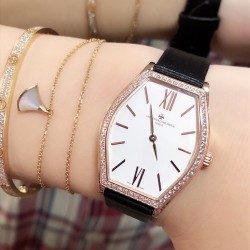 实拍 江诗丹顿-Vacheron Constantin 作为世界上历史悠久的钟表制造商从未停止生产，秉承悉力以赴，精益求精的品牌座右铭，其中有一款-Malte系列25530/000R-9742，经典酒桶型婉表，防磨水晶镜面，内部经反光处理，配置瑞士原装石英机芯，尺寸28.40*38.67毫米，厚度7.28毫米。表壳电镀18K白金/玫瑰金，表带有布绢带，牛皮带两种选择，针扣配带.市面最高版本，你值得拥有！