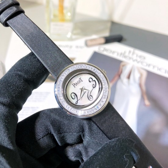 新方钻 伯爵-PIAGET,POSESSION时来运转系列,女士皮带腕表,镶饰方钻石,旋转圈口。这款高级女士腕表以Posession系列的标志性旋转圆环为灵感,搭配璀璨钻石彰显标志性风格,进口瑞士机芯,蓝宝石水晶玻璃,采用原装针式表扣佩戴方便!尺寸:29mm实物拍摄品质如一! 新方钻 伯爵-PIAGET,POSESSION时来运转系列,女士皮带腕表,镶饰方钻石,旋转圈口。这款高级女士腕表以Posession系列的标志性旋转圆环为灵感,搭配璀璨钻石彰显标志性风格,进口瑞士机芯,蓝宝石水晶玻璃,采用原装针式表扣佩戴方便!尺寸:29mm实物拍摄品质如一!