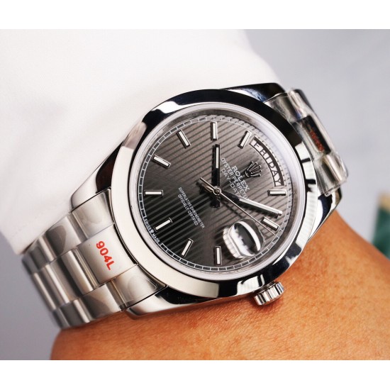 ROLEX 劳力士 蚝式恒动日志型41mm系列腕表,直径41mm,经典的蚝式表壳搭配三角坑纹外圈,把头采用旋入式设计,抗刮损蓝水晶玻璃,防反光凸透式放大(2.5倍)日历窗,隐蔽式摺叠皇冠带扣,矜持有度秀而不媚 恒久优雅! ROLEX 劳力士 蚝式恒动日志型41mm系列腕表,直径41mm,经典的蚝式表壳搭配三角坑纹外圈,把头采用旋入式设计,抗刮损蓝水晶玻璃,防反光凸透式放大(2.5倍)日历窗,隐蔽式摺叠皇冠带扣,矜持有度秀而不媚 恒久优雅!
