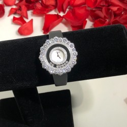 实拍 萧邦Happy Diamonds系列特别款 枫叶美丽并寓意着坚毅精神！即代表永恒爱情送给恋人，也代表对美好的回忆，可送给一路陪伴的朋友，还代表一种岁月的轮回。1比1超前做工同步首发！表面配置三块蓝宝石防刮玻璃，瑞士朗达机芯，尺寸：外径34mm内径14mm。表带14✖️12。