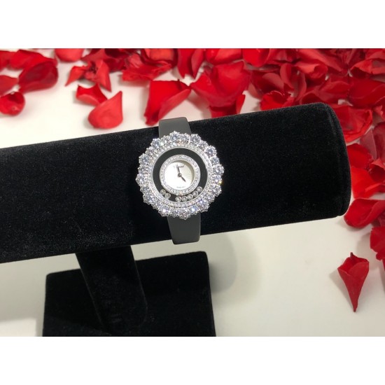 实拍 萧邦Happy Diamonds系列特别款 枫叶美丽并寓意着坚毅精神!即代表永恒爱情送给恋人,也代表对美好的回忆,可送给一路陪伴的朋友,还代表一种岁月的轮回。1比1超前做工同步首发!表面配置三块蓝宝石防刮玻璃,瑞士朗达机芯,尺寸:外径34mm内径14mm。表带14✖️12。 实拍 萧邦Happy Diamonds系列特别款 枫叶美丽并寓意着坚毅精神!即代表永恒爱情送给恋人,也代表对美好的回忆,可送给一路陪伴的朋友,还代表一种岁月的轮回。1比1超前做工同步首发!表面配置三块蓝宝石防刮玻璃,瑞士朗达机芯,尺寸:外径34mm内径14mm。表带14✖️12。