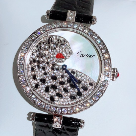 实拍 卡地亚-Cartier，狠货来袭，全真镶钻字面，瑞士石英机芯，加厚蓝宝石镜面[强]搭配美洲鳄鱼皮带[耶]尺寸35mm，超级漂亮、时尚不容错过