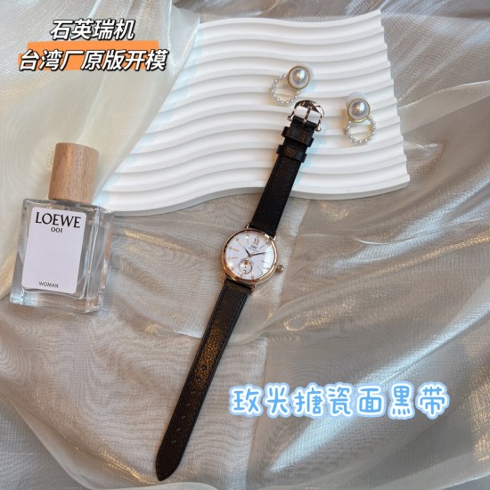 ✨✨IWC万国柏涛菲诺女表 ——昼夜与星辰✨✨,一昼一夜一更替!♥️♥️♥️日月为你转动,把星辰赠予你❤️❤️❤️昼夜显示腕表具有的象征意义,代表着时间的流逝和自然的更迭,日月星辰随时间变化,如太阳随着一天的日出逐渐升起,月亮和星星轮流出现在表盘中,展现腕表的精致和优雅所带有的浪漫色彩,让我们感受到时间的魅力和自然的力量!腕表精致简约,风格百搭,34mm的尺寸更显利落别致,精致美观,也更适合女神的纤细手腕佩戴!内部搭载石英瑞士机芯,蓝宝石玻璃,表带搭配快拆系统! ✨✨IWC万国柏涛菲诺女表 ——昼夜与星辰✨✨,一昼一夜一更替!♥️♥️♥️日月为你转动,把星辰赠予你❤️❤️❤️昼夜显示腕表具有的象征意义,代表着时间的流逝和自然的更迭,日月星辰随时间变化,如太阳随着一天的日出逐渐升起,月亮和星星轮流出现在表盘中,展现腕表的精致和优雅所带有的浪漫色彩,让我们感受到时间的魅力和自然的力量!腕表精致简约,风格百搭,34mm的尺寸更显利落别致,精致美观,也更适合女神的纤细手腕佩戴!内部搭载石英瑞士机芯,蓝宝石玻璃,表带搭配快拆系统!