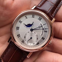 BREGUET 4434 宝玑Classique 腕表系列！探索宝玑悠久璀璨的历史，徜徉于引人入胜的宝玑世界！缔造完美制表技术的典范——走时精确、显示清晰、线条优雅。此纤薄腕表系列，配备自动上链机芯，均忠实于宝玑一贯秉承的技术理念、卓越工艺与传统价值。全新小秒+24小时半圆型日月星辰显示，搭配钢蓝指针，40cm尺寸，全新上市！