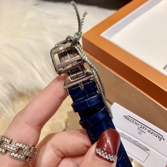 实拍 积家-Jaeger-LeCoultre DAZZLING RENDEZ- VOUS MOON约会系列月相珠宝腕表月之女神,是浪漫与柔美的象征,她掌管着大自然中的潮起潮落和季节更替,是艺术家与诗人们的灵感源泉,在温润莹亮的白色珍珠母贝映衬下,晶莹璀璨的钻石散发出夜空般的静谧之美,表圈镶嵌108颗钻石,组成两个环绕表壳的同心圆。由36颗以爪镶工艺镶嵌的钻石组成的外圈,为光芒闪耀的表圈营造出轻盈美妙的质感,尺寸36mm的精钢表壳搭配进口瑞士石英,采用蓝宝石水晶玻璃。 实拍 积家-Jaeger-LeCoultre DAZZLING RENDEZ- VOUS MOON约会系列月相珠宝腕表月之女神,是浪漫与柔美的象征,她掌管着大自然中的潮起潮落和季节更替,是艺术家与诗人们的灵感源泉,在温润莹亮的白色珍珠母贝映衬下,晶莹璀璨的钻石散发出夜空般的静谧之美,表圈镶嵌108颗钻石,组成两个环绕表壳的同心圆。由36颗以爪镶工艺镶嵌的钻石组成的外圈,为光芒闪耀的表圈营造出轻盈美妙的质感,尺寸36mm的精钢表壳搭配进口瑞士石英,采用蓝宝石水晶玻璃。