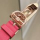 品牌:宝玑-Breguet ™️系列:珠宝系列 现推出石英版本 宝玑GJ29BB8924/5D58 雕花珍珠贝母 镶钻 女士腕表表壳电镀18K金鹅卵形表壳,外缘镶嵌24颗明亮式切割钻石和一颗日本Akoya 海水珍珠。尺寸:34.4 x 28.7毫米。表盘为玑镂刻花珍珠母贝。12点位置镶嵌宝玑铭牌。偏心小时刻度环,3点、6点、9点和12点位置设有钻石时标。宝玑经典针尖镂空式蓝钢指针。镌刻编号和Breguet隐形签名。丝缎表带,搭配折叠镶钻表扣。 品牌:宝玑-Breguet ™️系列:珠宝系列 现推出石英版本 宝玑GJ29BB8924/5D58 雕花珍珠贝母 镶钻 女士腕表表壳电镀18K金鹅卵形表壳,外缘镶嵌24颗明亮式切割钻石和一颗日本Akoya 海水珍珠。尺寸:34.4 x 28.7毫米。表盘为玑镂刻花珍珠母贝。12点位置镶嵌宝玑铭牌。偏心小时刻度环,3点、6点、9点和12点位置设有钻石时标。宝玑经典针尖镂空式蓝钢指针。镌刻编号和Breguet隐形签名。丝缎表带,搭配折叠镶钻表扣。