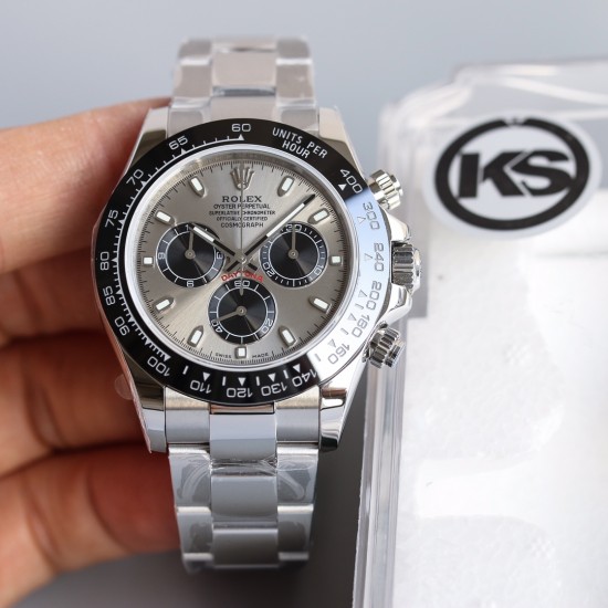 顶级做工KS出品:劳力士 恒动宇宙计时型迪通拿 【尺寸】40MM【表镜】抗刮损蓝水晶玻璃 防反光凸透式放大日历窗【表壳】上链表冠,旋入式三扣锁三重防水系统【机芯】采用7750机芯,高效精准稳定【表带】腕表搭配折叠式表扣,且表扣具有微调装置,可以调到非常的贴合手腕 折叠扣 超强夜光 防水大于100米 顶级做工KS出品:劳力士 恒动宇宙计时型迪通拿 【尺寸】40MM【表镜】抗刮损蓝水晶玻璃 防反光凸透式放大日历窗【表壳】上链表冠,旋入式三扣锁三重防水系统【机芯】采用7750机芯,高效精准稳定【表带】腕表搭配折叠式表扣,且表扣具有微调装置,可以调到非常的贴合手腕 折叠扣 超强夜光 防水大于100米
