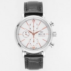 TW倾情演绎【IWC万国波涛菲诺计时腕表】腕表尺寸42mmX13.5mm。完美同步正品，表壳以精钢材质打造，通过细致的抛光打磨之后呈现出细腻光泽，表耳弧度自然，与表壳完美融合，线条流畅，光泽闪耀。腕表内部搭载7750改原装Cal.79320自动机械机芯，实现所有功能与原装一致，密底设计，周年纪念徽标镌刻表底，采用意大利小牛皮搭配针扣，简单配戴，上手效果极佳！TW出品IWC波涛计时，生动诠释柏涛菲诺永不落幕的经典，欢迎各路表友品鉴