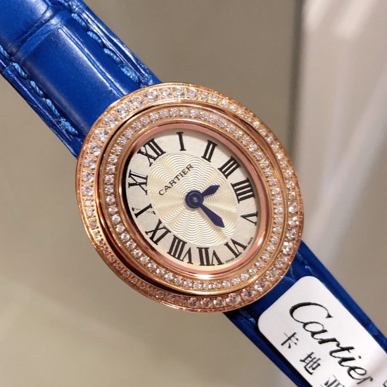 实拍 Cartier HYPNOSE系列腕表卡地亚椭圆双环交叠,演绎卡地亚柔美细腻的标志性风格。腕表灵动深邃,玫瑰金表壳镶嵌明亮式切割圆钻,太阳纹放射效果的表盘与剑形蓝钢指针,搭配鳄鱼皮带 典雅又唯美,再随机配送一条牛皮 30*26mm小号表款,搭配瑞士石英机芯,非常适合女性佩戴。 实拍 Cartier HYPNOSE系列腕表卡地亚椭圆双环交叠,演绎卡地亚柔美细腻的标志性风格。腕表灵动深邃,玫瑰金表壳镶嵌明亮式切割圆钻,太阳纹放射效果的表盘与剑形蓝钢指针,搭配鳄鱼皮带 典雅又唯美,再随机配送一条牛皮 30*26mm小号表款,搭配瑞士石英机芯,非常适合女性佩戴。