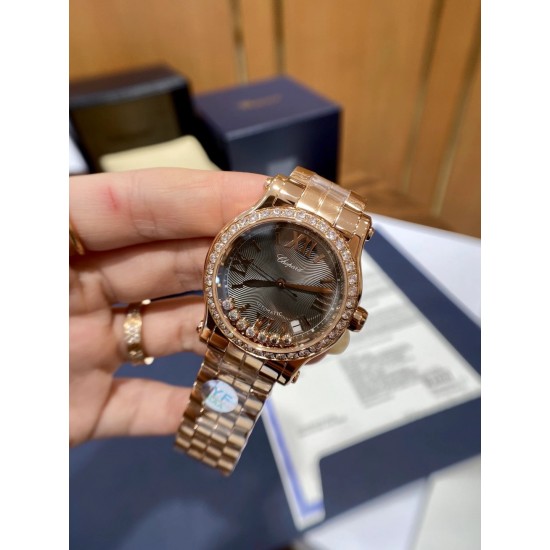《YF出品》萧邦Happy Diamonds系列在女士腕表当中非常具有标志性,这款腕表拥有36和30毫米的腕表直径,对于大部分女士来说这个尺寸刚刚好。极具标志性的表壳设计搭配银色表盘,盘面上转动的钻石是萧邦Happy Diamonds最大的亮点设计所在。腕表搭载了自动上链机芯,能够为腕表提供42个小时的动力储存。。。YF臻品(2021新鲜上市):萧邦HAPPY DIAMONDS系列274893-5003腕表(精钢-玫瑰金-白色贝壳表盘,7颗彩色活动钻石,2892-2全自动机械,36毫米) 《YF出品》萧邦Happy Diamonds系列在女士腕表当中非常具有标志性,这款腕表拥有36和30毫米的腕表直径,对于大部分女士来说这个尺寸刚刚好。极具标志性的表壳设计搭配银色表盘,盘面上转动的钻石是萧邦Happy Diamonds最大的亮点设计所在。腕表搭载了自动上链机芯,能够为腕表提供42个小时的动力储存。。。YF臻品(2021新鲜上市):萧邦HAPPY DIAMONDS系列274893-5003腕表(精钢-玫瑰金-白色贝壳表盘,7颗彩色活动钻石,2892-2全自动机械,36毫米)