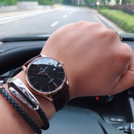 SJ出品 江诗丹顿 Vacheron Constantin Z2 精品男士腕表,经典大三针搭载双日历设计,尊贵大气,绅士风范,卓越品质,热卖全城。采用全自动机械机芯,顶级316精钢表壳,进口小牛皮表带,矿物质超强镜面,尺寸40*12 三杰为你精致推荐男士精品机械腕表 精致传承真实效果 SJ品质的保证 SJ出品 江诗丹顿 Vacheron Constantin Z2 精品男士腕表,经典大三针搭载双日历设计,尊贵大气,绅士风范,卓越品质,热卖全城。采用全自动机械机芯,顶级316精钢表壳,进口小牛皮表带,矿物质超强镜面,尺寸40*12 三杰为你精致推荐男士精品机械腕表 精致传承真实效果 SJ品质的保证