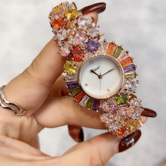 Chopard 萧邦 新款彩钻腕表：精致奢华；整表采用镶嵌技术；珍珠母贝、创意珠宝系列女士腕表镶嵌明亮式切割钻石、圆形切割钻石和蛋形彩锆石、这不仅是一款非凡的腕表，更堪称一件珠宝工艺杰作，完美结合创意、彩色宝石和打破常规的切割，彰显着品牌的魅力．壳直径33mm、