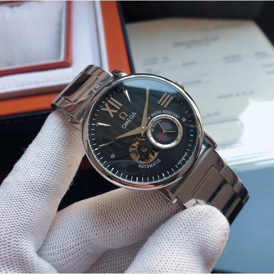品牌：欧米茄-OMEGA  F9 类型：[酷]男士腕表 双层字面 立体感强表壳：316精钢（做工优质）表带：进口小牛皮/316精钢（两种可选）机芯：高级定制全自动机械机芯（走时稳定）玻璃：高级强化镀膜镜面尺寸：直径40mm，厚度12.5mm 三杰精致推荐男士机械腕表 SJ为你精心挑选超真实c实物图拍摄